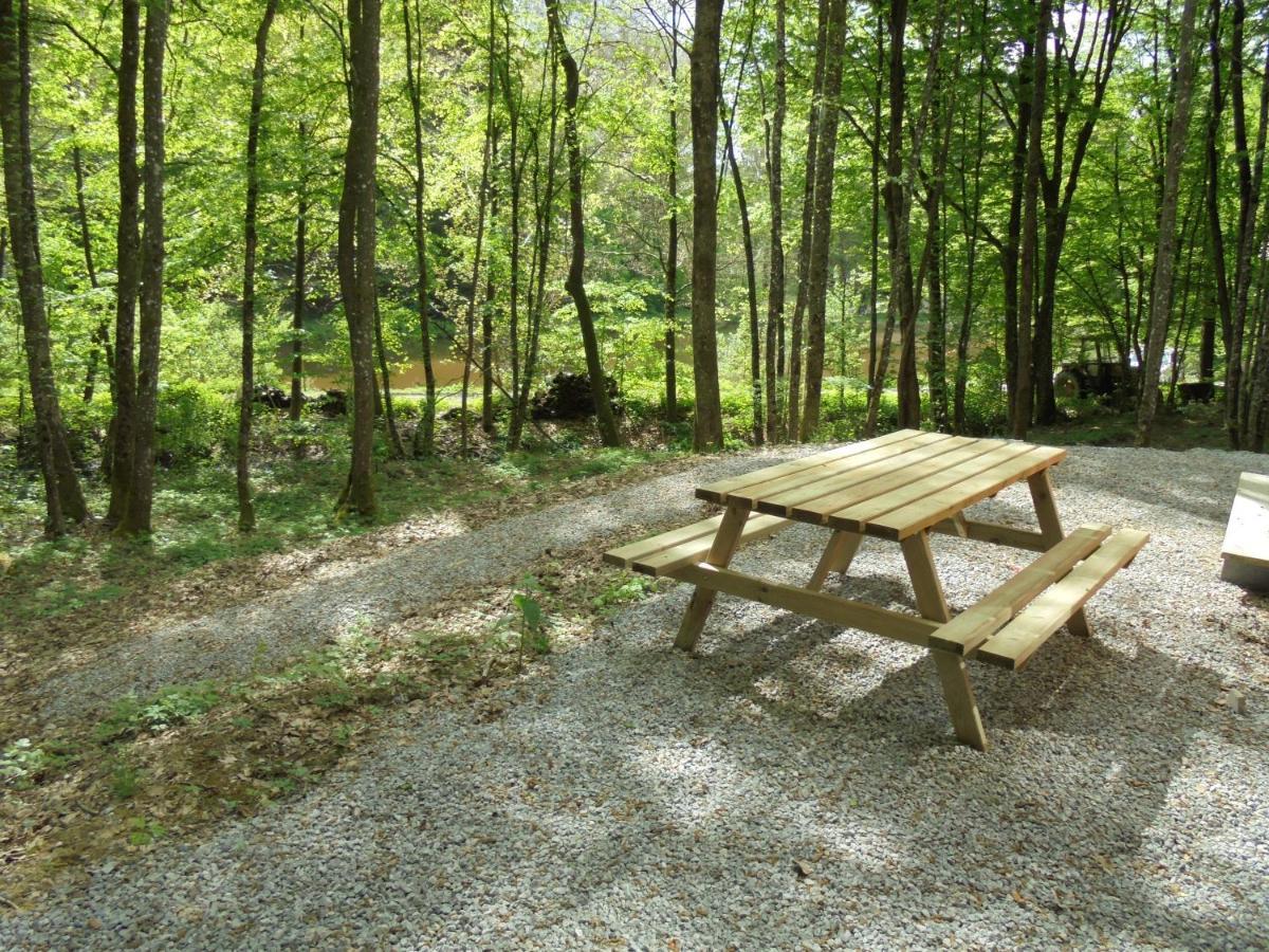 Gite Le Sous-Bois Cerfontaine Esterno foto